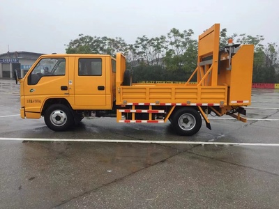 藍(lán)牌防撞緩沖車(chē) 道路安全的守護(hù)者與防撞緩沖墊廠家的關(guān)鍵作用