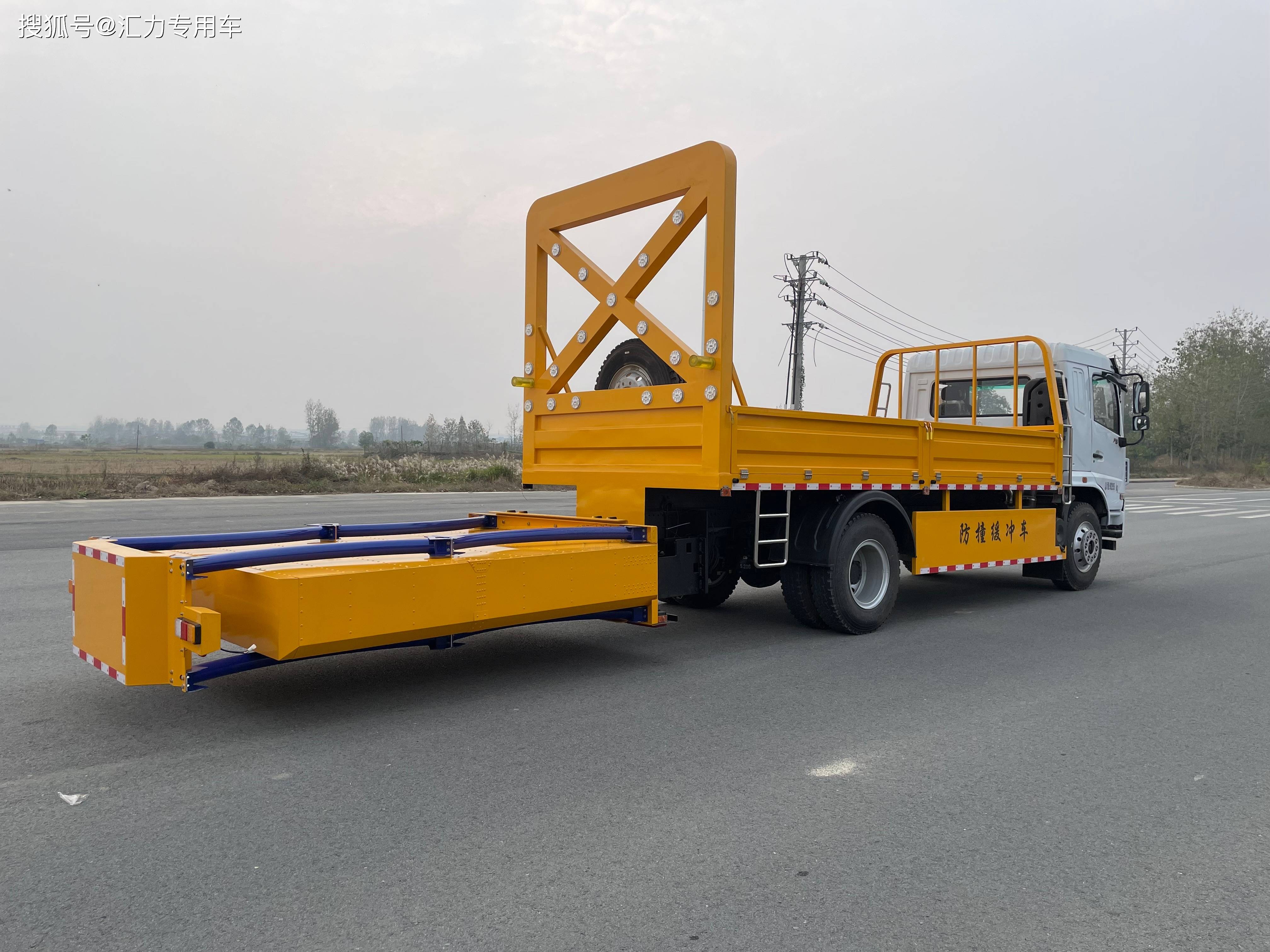 100K防撞緩沖車(chē)性?xún)r(jià)比之選 12噸高速道路施工安全工程防撞車(chē)