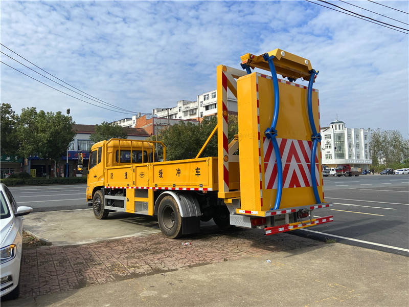 守護生命與安全的移動屏障 100k高速專用防撞車、東風安全防撞車、天錦防撞緩沖車與救護車的綜合解析